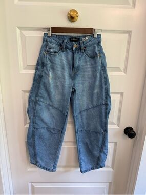 BCBGeneration Curved Barrel Leg Jeans Light Wash Edgy Streetwear Denim 24
